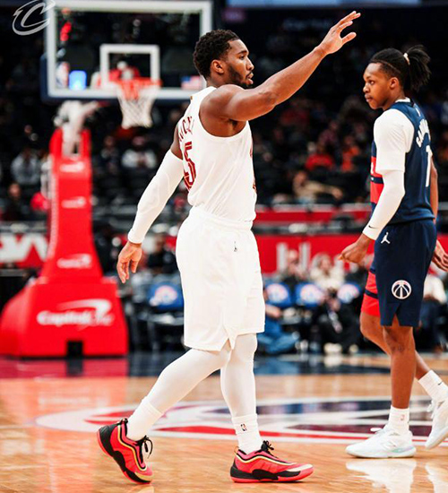 末节狂轰45分逆转！米切尔48分封神 骑士13连胜奇才